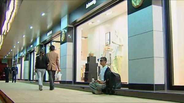 士兵突击：许三多蹲店门口吃饭被警察留意，突然想起袁朗的话，他回不去了！