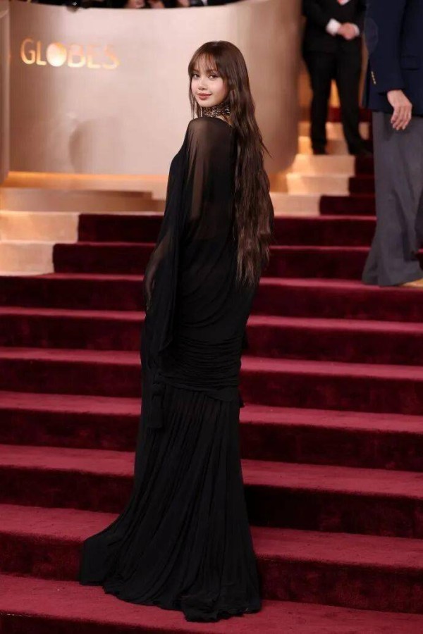 顶级女团成员首次亮相金球奖，红毯造型引发热议