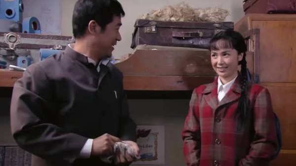 金婚片段：佟志带文丽进宿舍烟灰缸露馅慌忙栽赃