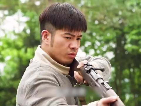 男人反应迅速成功干掉两名敌人！