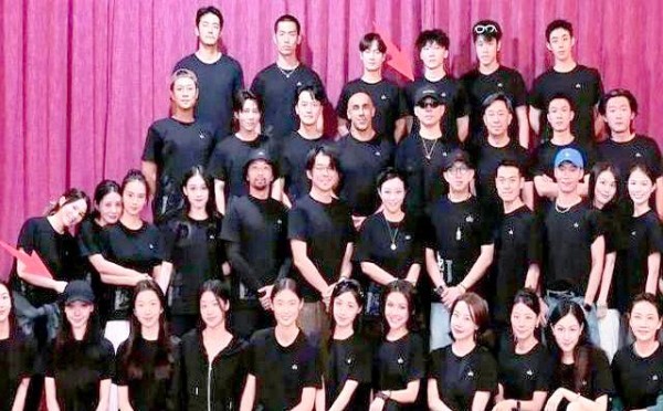 明星恋情：真实与炒作的较量——胡彦斌与易梦玲事件的多元解读