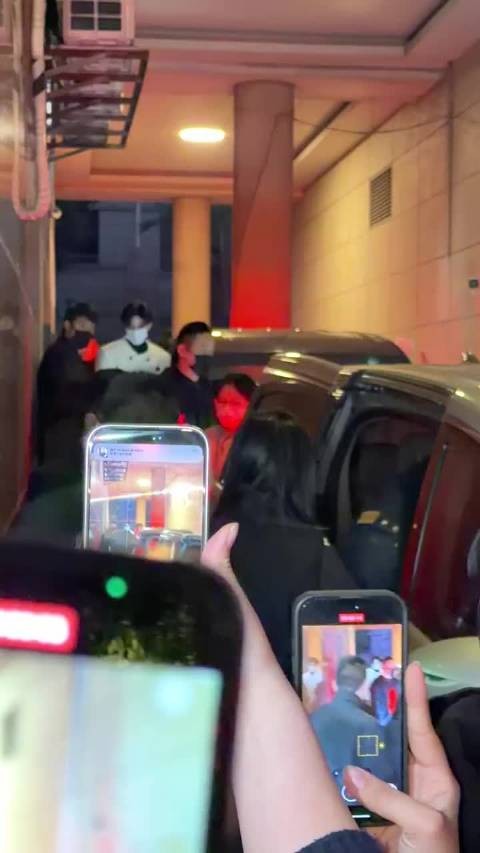 不懂就问宋威龙赵今麦今天是来结婚的嘛，宋威龙白色西服完全白马王子吧