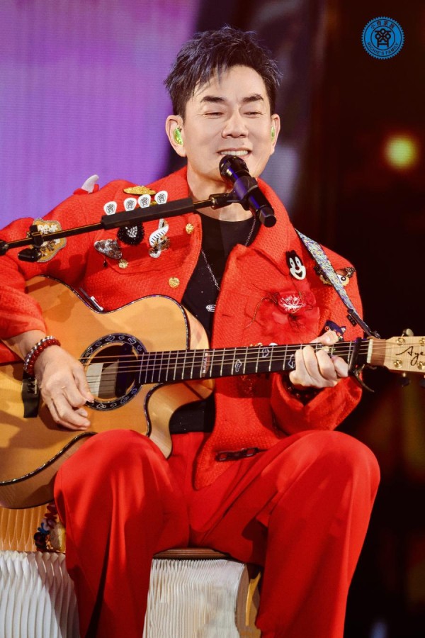 当明星成为“旅行博主”:一场演唱会与一座城的双向奔赴