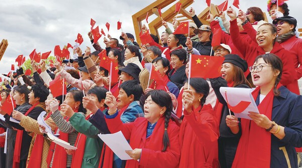民族团结春潮涌 枫林草原石榴红