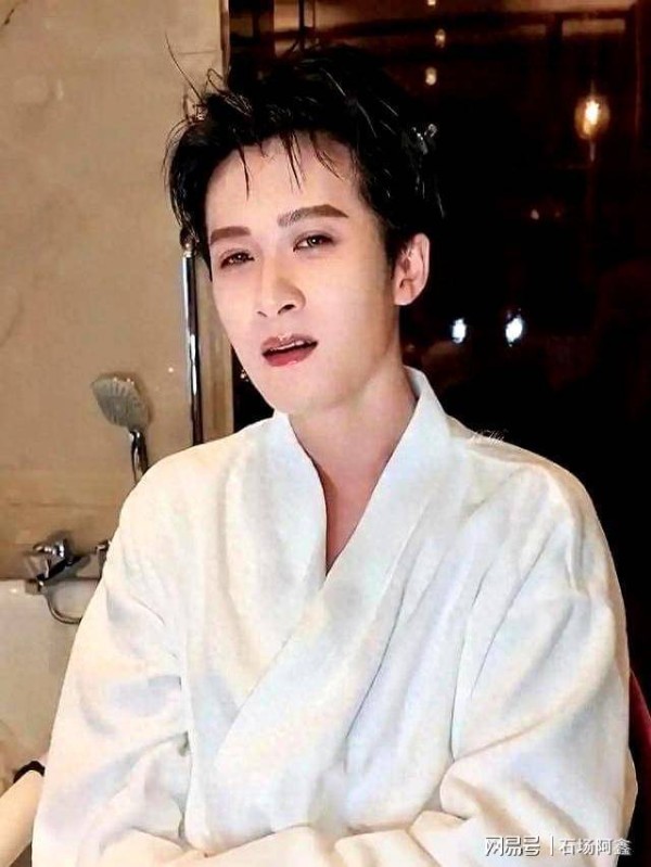 刘一诺点名檀健次、自曝恋爱时她已成年，曝檀健次现任也是小明星