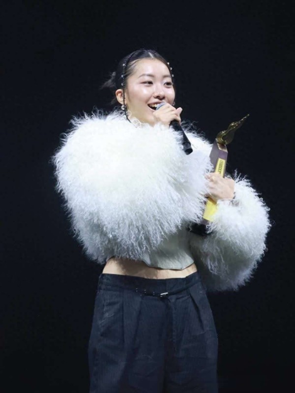 陈奕迅女儿夺叱咤金奖，直面靠爹质疑，与窦靖童自幼闺蜜！