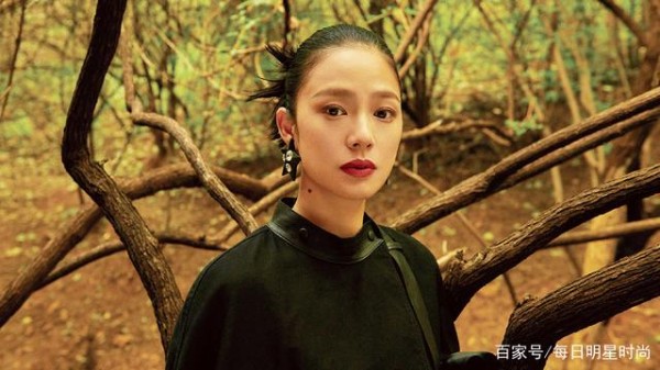 明星周韵时尚画报封面人像摄影大片,气质五官展独特魅力!