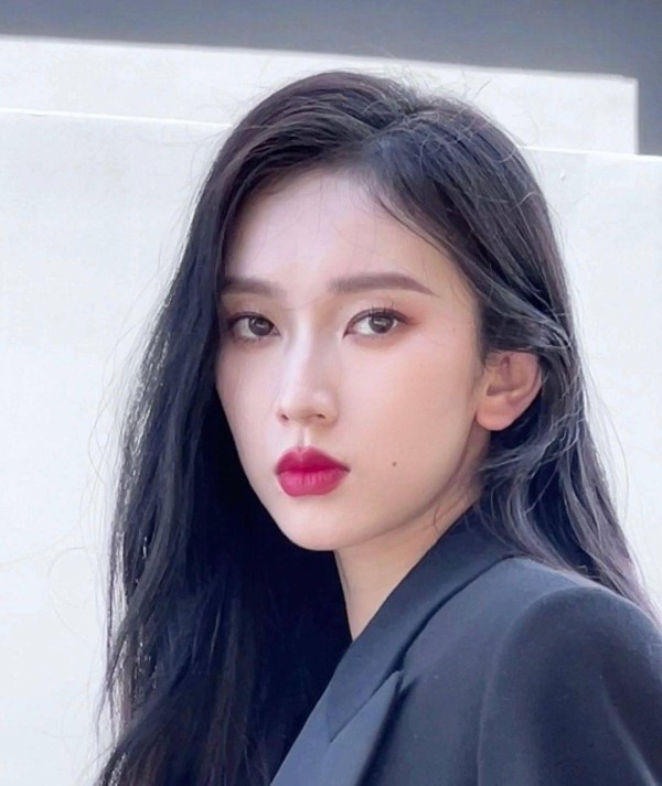 明星写真:刘令姿西装丝袜长筒靴时尚摄影,造型大胆前卫