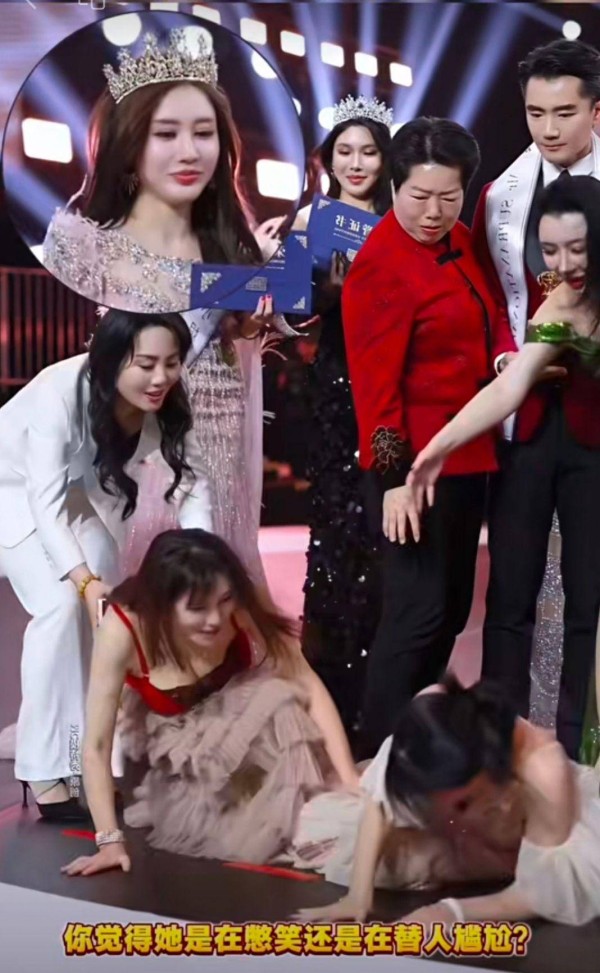 跨国小姐颁奖礼惊现连环摔！罗云琦付玲云摔倒画面疯传，是意外还是抢镜？