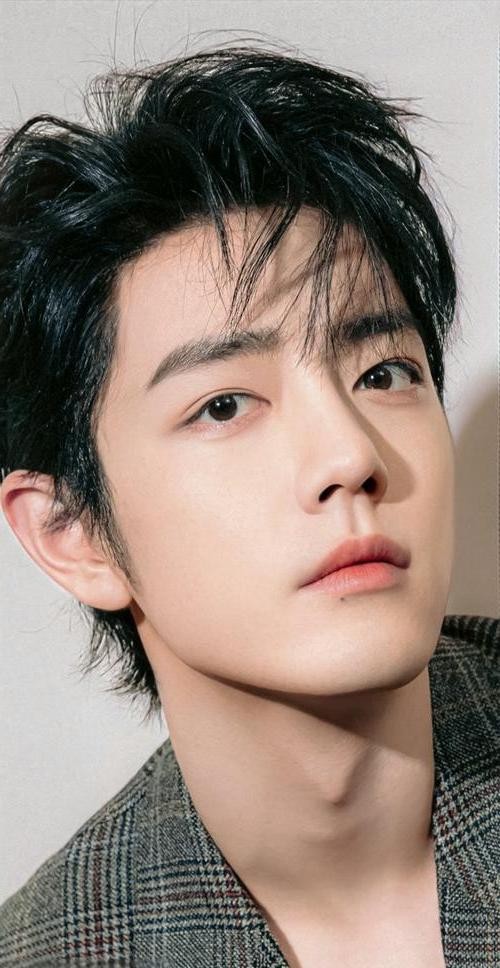 肖战：从选秀舞台到顶流明星的奋斗历程