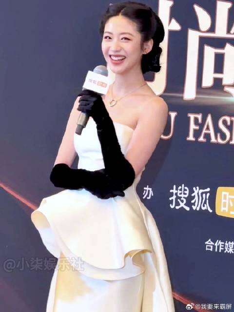 好美,向涵之红毯造型好像白巧克力,网友:总能看到汤唯的影子