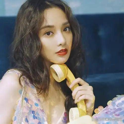 看着都打哆嗦！彭小苒零下10度穿无袖，冻到皮肤通红还在笑，女明星是铁做的吗？