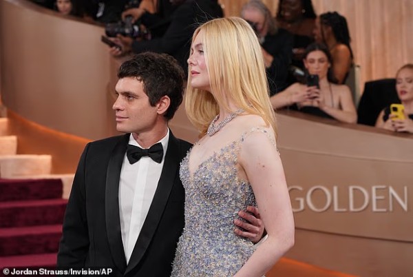 27岁好莱坞女星范宁惊艳亮相，比富二代男友高出20厘米，引发热议