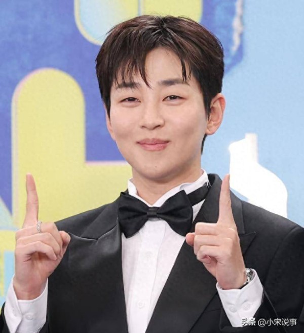 为什么演艺圈的人几乎清一色都住在汉江边？韩国歌手兼综艺人DinDin（本名林哲），近日在一档综艺节目中，罕见地对演艺圈盛行的“汉江豪宅”开火。