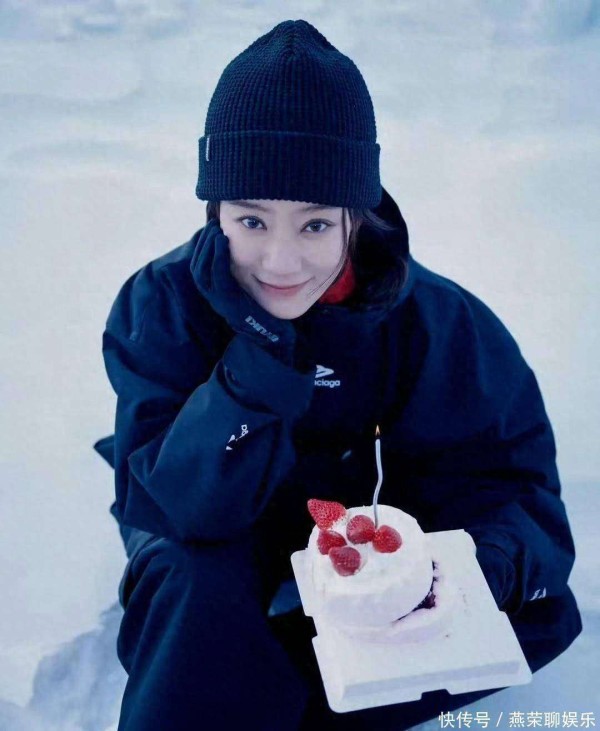 张小斐40岁生日滑雪被偶遇，她和贾玲的互动细节为何如此动人？