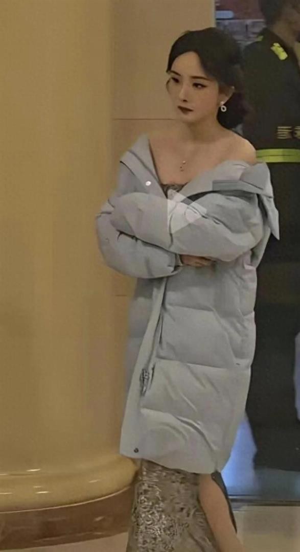 狠批杨幂40+穿衣做作！露肩遭嫌，下巴缩成这样？