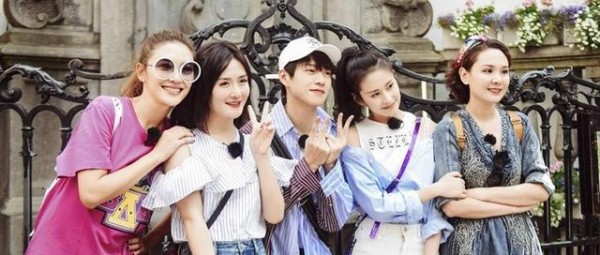 程莉莎罕见年轻时旧照，五官立体、眼窝深邃，似混血美女！