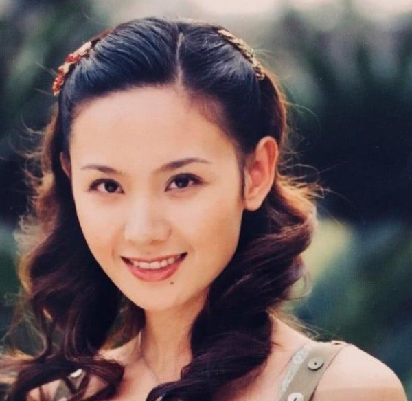 程莉莎罕见年轻时旧照，五官立体、眼窝深邃，似混血美女！