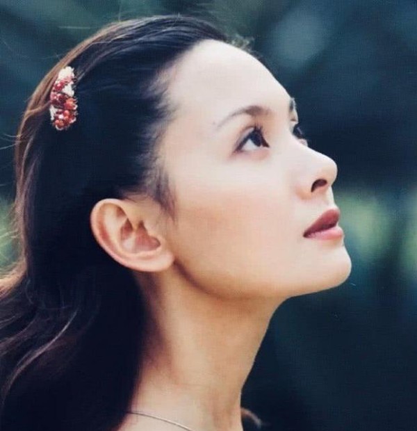 程莉莎罕见年轻时旧照，五官立体、眼窝深邃，似混血美女！