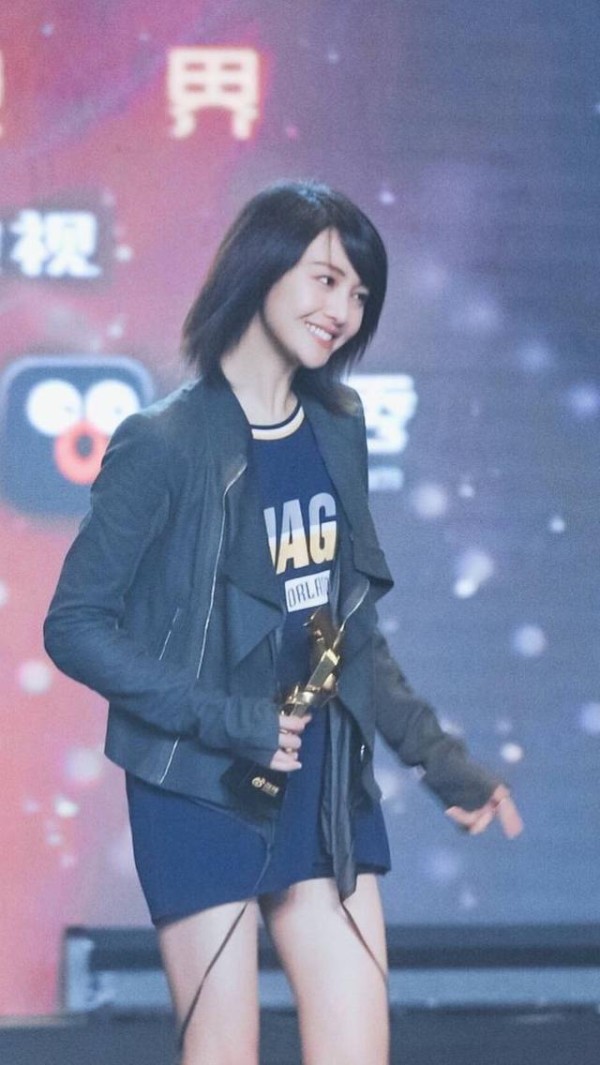 郑爽三鞠躬，遭时尚圈封杀现连礼服都不穿了，难怪张翰会喜欢娜扎