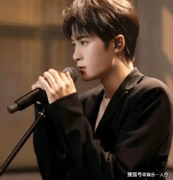 绯闻缠身反成垫脚石！与北电新人的恋情争议持续两天，官媒就此发文，35岁檀健次让所有人刮目相看