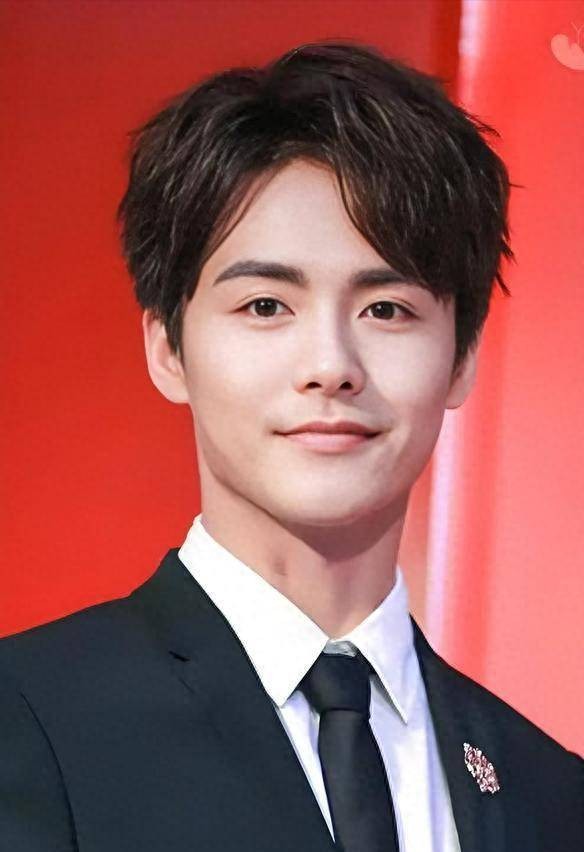 恋情曝光，占据好几条热搜词条，1月刚开始，娱乐圈又有新瓜