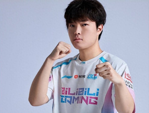 BLG公开新赛季定妆照，Bin的双眼皮炯炯有神，网友，偶像男明星