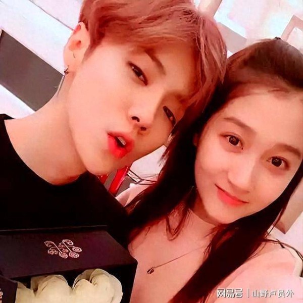 丑闻风波6天后。关晓彤王安宇接连官宣喜讯，撕下鹿晗最后的体面