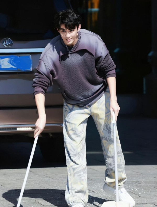 有爱同框:吴磊和老戏骨蒋勤勤合影,一起合作《草木人间》!