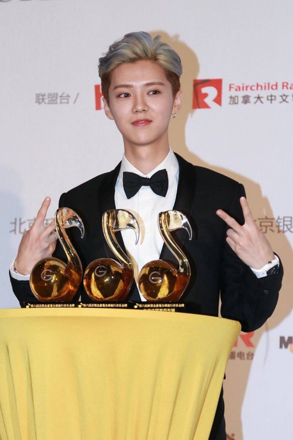 鹿晗十年如一日的真诚:为何简单比耶照能让粉丝死心塌地?