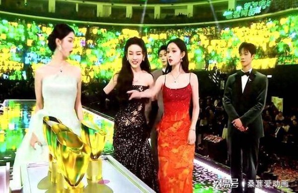 星光大赏折射江湖地位：赵露思打破95花格局，吴昕海涛只能当陪衬