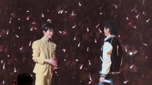 你能不能不要老看我?基没听到继续看