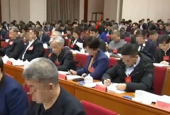 49岁靳东登上《新闻联播》，坐在那里认真听报告，“老干部”人设坐实了