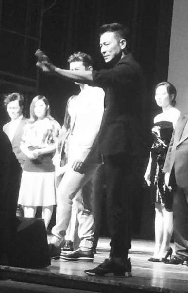 歌迷顺走那姐戒指?看看明星与粉丝互动的N种方式