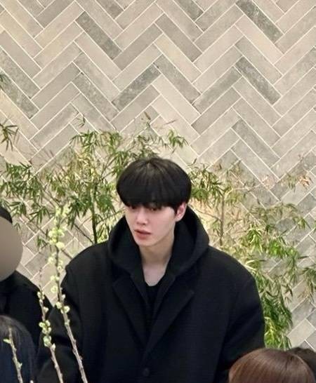 经纪人大婚，宋江低调现身，绝佳身材比例引赞叹