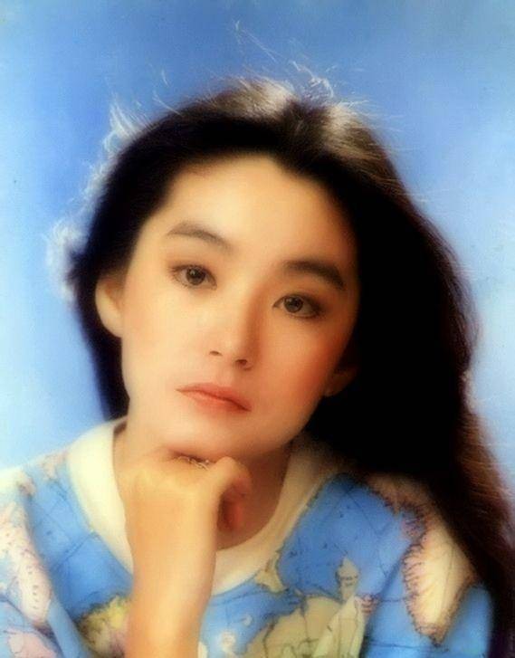 被誉为“梦中情人“的林青霞,经历纠缠的三角恋,最终嫁入豪门