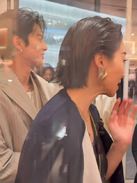 王鹤棣以为结束了 拉着宋茜跑了又回来@宋茜 Lv北京三里屯活动lv活动