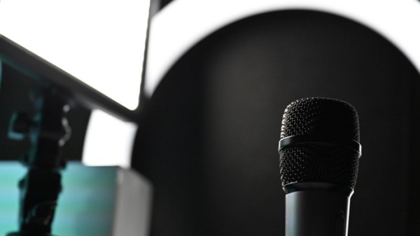 上观时评丨闫学晶道歉，明星网红为何总在直播时翻车？