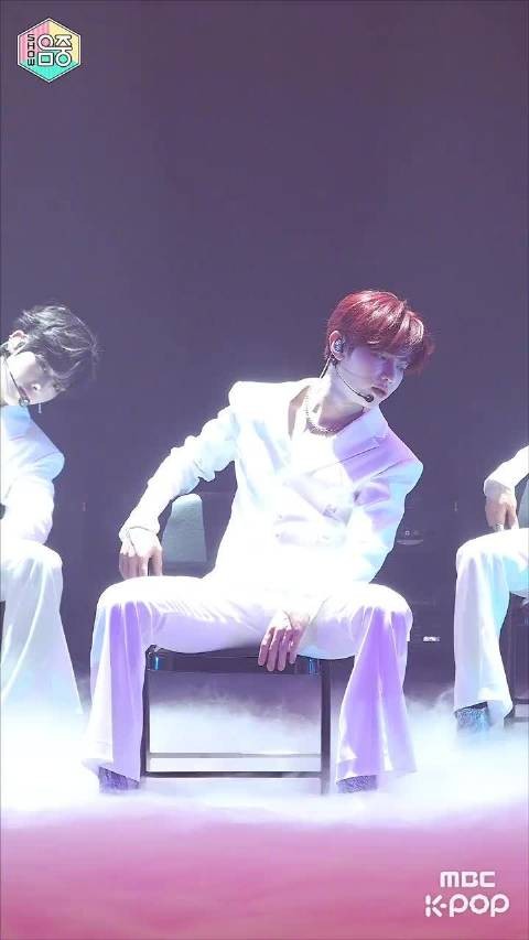 章昊白西装直拍舞台引热议，服装意外成焦点