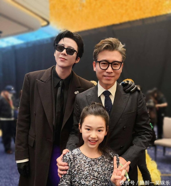 小酒窝后台合照刷屏！她晒的不是图，是内娱顶级人脉资源库