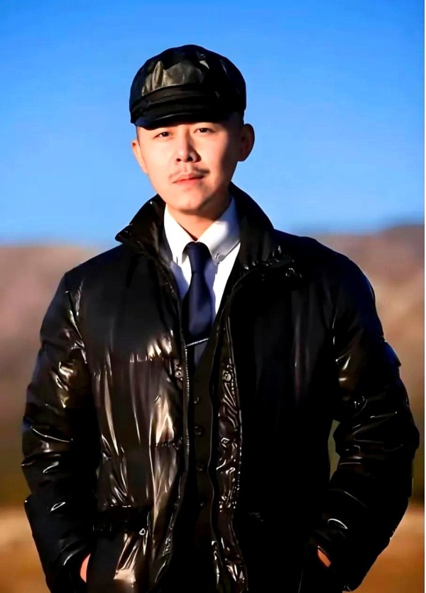 非凡海浪：一觉醒来，满屏都是大冰代言宝骏的消息。

说实话，看到这个新闻，我内心毫无波澜，因为这事儿实在太平常了。

娱乐圈的明星跨界代言早已不是什么新鲜事，更何况是大冰这种自带流量的网红。

不过，这次合作还是让我想起了之前在直播中观察到的一些细节。

记得当时看大冰直播的时候，就发现他的一举一动都透露着商业逻辑。

从直播间的布置到互动方式，再到选品策略，每一步都像是经过精心设计。

他总能在...