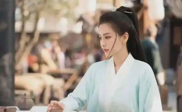 杨颖短剧路透封神：颜值降维打击，短剧圈卷向精品时代