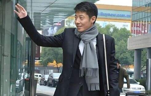 撒贝宁与王鸥现身福州，众明星齐聚太热闹，现场吃地道美食直夸赞