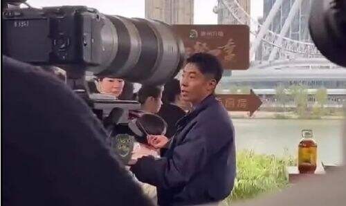 撒贝宁与王鸥现身福州，众明星齐聚太热闹，现场吃地道美食直夸赞