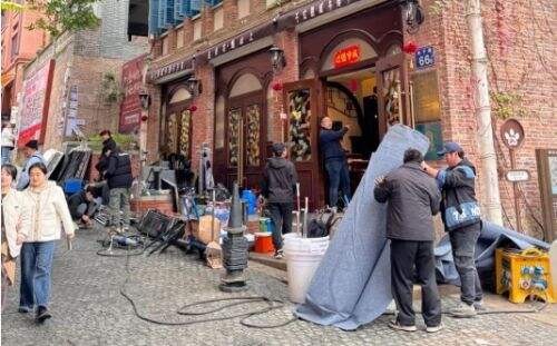 撒贝宁与王鸥现身福州，众明星齐聚太热闹，现场吃地道美食直夸赞