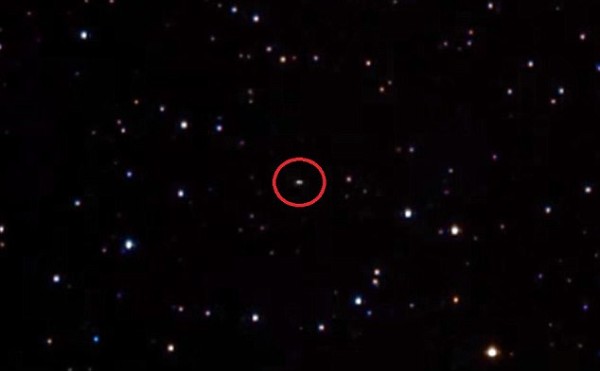 摄影师拍下80万公里外飞天特斯拉 100万年后可能与地球相撞！