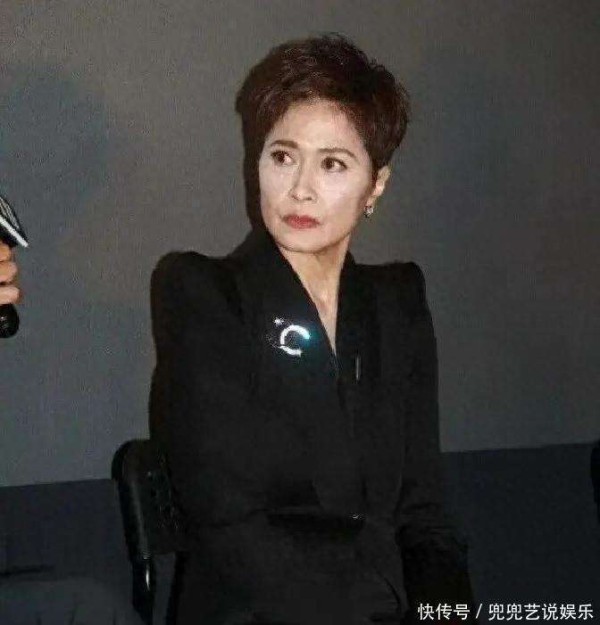 感情扑朔成谜，昔日TVB一姐近六旬，疑与闺蜜亲密互动频被拍