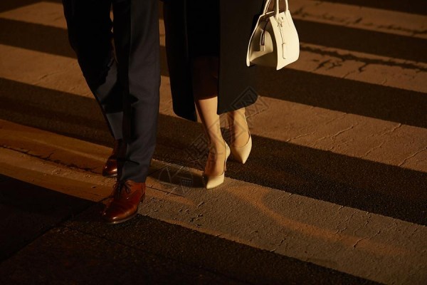 约会的男女走在路上高清图片