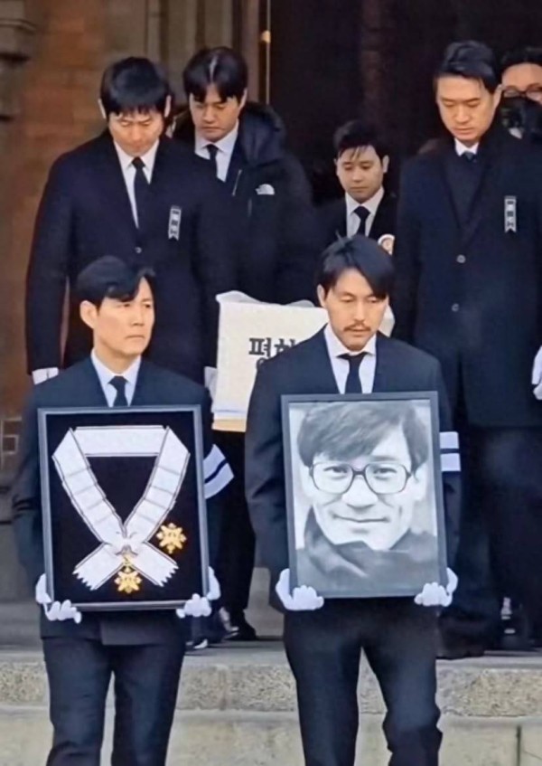 玄彬哭红眼李政宰捧遗像,韩国半个影坛为噎死的老影帝长跪不起