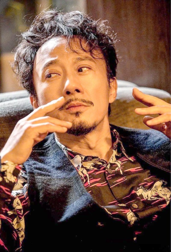 从耀眼明星到争议中心:赵立新的演艺生涯转折